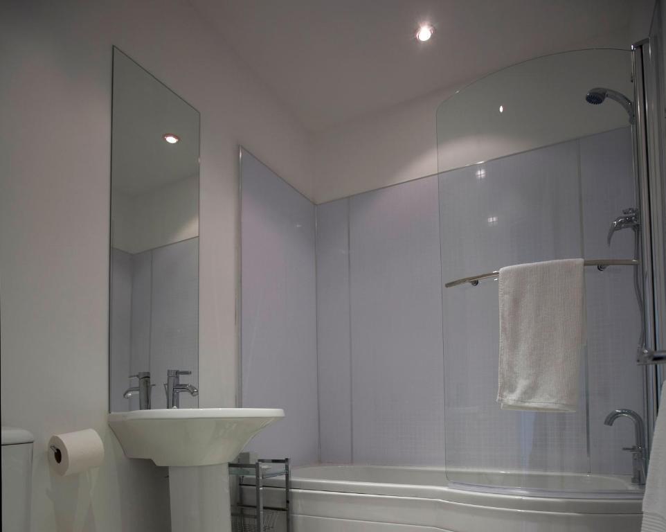 Aberdeen Serviced Apartments - The Lodge Bagian luar foto